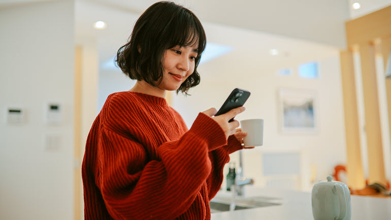 Japanese person using AI on mobile